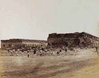 Indische Soldaten bei zerstörten Gebäuden, ca. 1858 (Sepia-Foto)